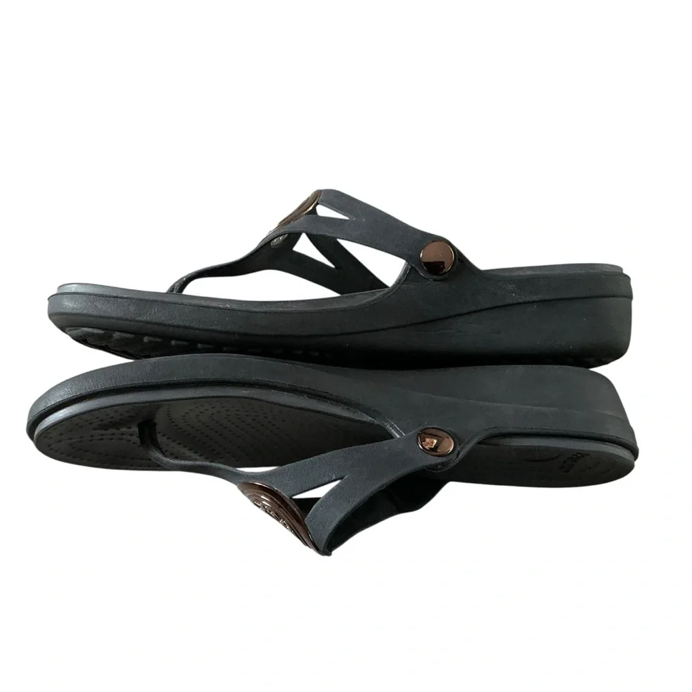 Crocs sanrah hammered metallic wedge flip flop sandals grey and gold sz 11